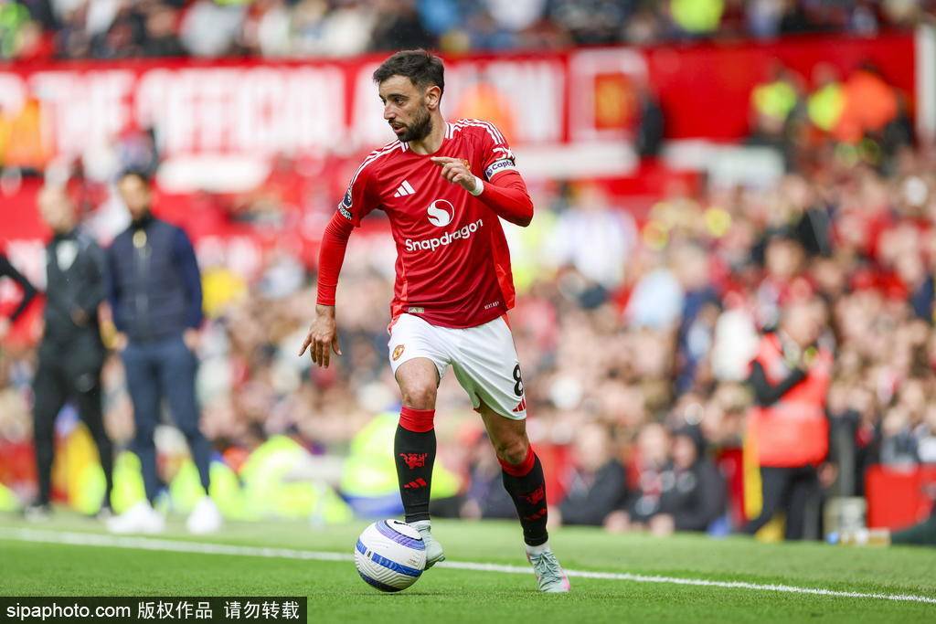 B费拒沙特亿万肥约，忠义留守曼联！齐尔克泽一图引爆：这才是红魔精神！